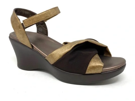 Akaishi Miwa Wedge Sandal (Women) - Gold Online